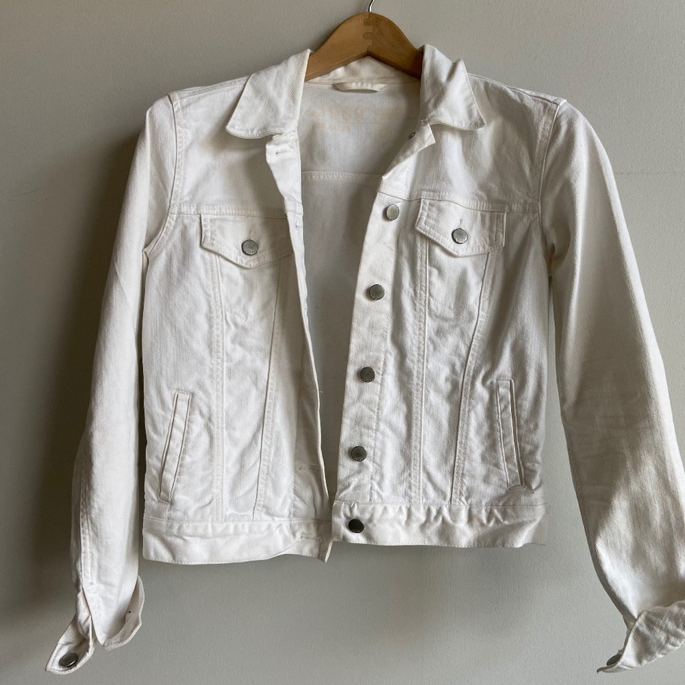 white levis denim jacket
